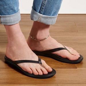 OluKai black leather flip flops size 9